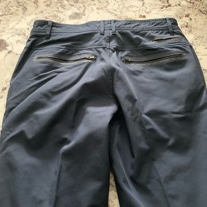 Men’s navy Lululemon pant